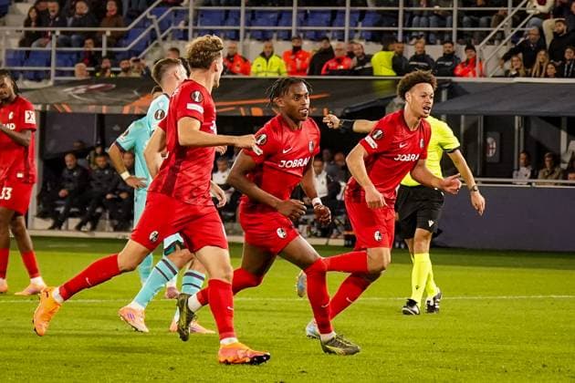 Fussball: UEFA Europa League 2025 26, 2. Spieltag - FC Bologna vs SC Freiburg - Renato Dall Ara (Bologna, Italien): Tor und Torjubel zum 1:1 durch Junior Adamu (SC Freiburg, 20) per Foulelfmeter - Freude, Emotionen, Jubel Bologna Metropolitanstadt Bologna Italien Copyright: xJOERANxSTEINSIEKx