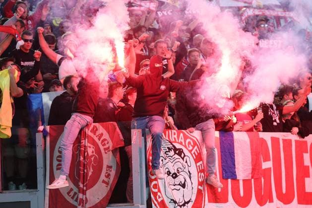 Football: UEFA League As Roma vs LOSC Lille Rome, Italy - October 2, 2025: Lille fan with smoke bombs during the UEFA League 2025 2026, day 2, between AS Roma vs LOSC Lille at Olympic stadium in Rome ROME OLYMPIC STADIUM italy italy Copyright: xmarcoxiacobucci