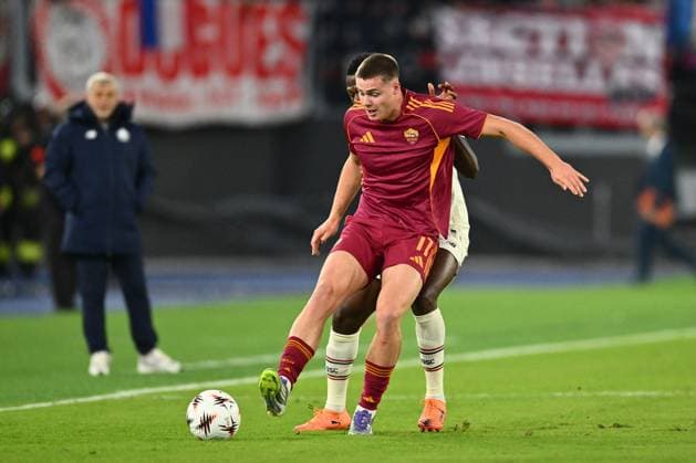 CALCIO - UEFA Europa League - AS Roma vs LOSC Lille Evan Ferguson of A.S. Roma and Chancel Mbemba of Lille Olympique S.C. are in action during the UEFA Europa League phase day 2 football match between between A.S. Roma and Lille Olympique S.C. at the Olympic Stadium on October 2, 2025 in Rome, Italy. Rome Italy  Copyright: xIPAxSport ABACAx