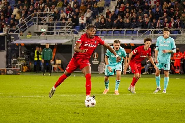 Fussball: UEFA Europa League 2025 26, 2. Spieltag - FC Bologna vs SC Freiburg - Renato Dall Ara (Bologna, Italien): 1:1 durch Junior Adamu (SC Freiburg, 20) per Foulelfmeter, Tor und Torjubel Bologna Metropolitanstadt Bologna Italien Copyright: xJOERANxSTEINSIEKx
