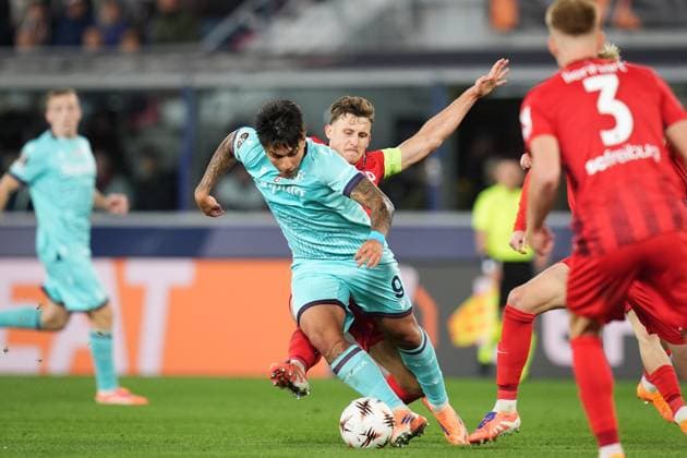 Bologna s Santiago Castro fights for the ball with Freiburg s Maximilian Eggestein during the UEFA Europa League soccer match between Bologna and Freiburg at the Renato DallÕAra Stadium in Bologna, north Italy - Thursday, October 2, 2025 -  Copyright: xMassimoxPaolone LaPressex