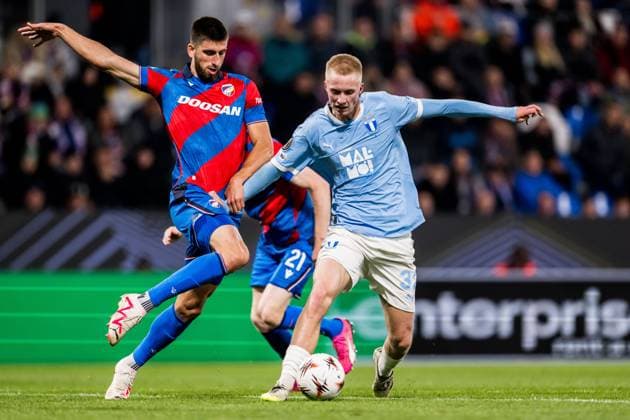 251002 Adrian Zeljkovic of Viktoria Plzen and Daniel Gudjohnsen of Malmö FF during the UEFA Europa League football match between Viktoria Plzen and Malmö FF on October 2, 2025 in Plzen. Photo: Petter Arvidson BILDBYRAN kod PA PA1092 fotboll football soccer fotball uefa europa league europa league viktoria plzen malmö ff bbeng Copyright: PETTERxARVIDSON BB251002PA182