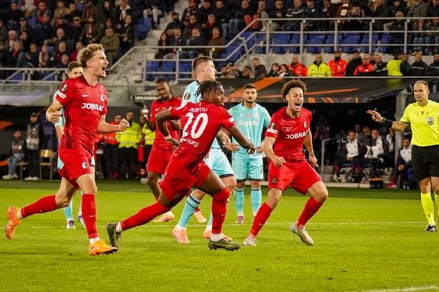 Fussball: UEFA Europa League 2025 26, 2. Spieltag - FC Bologna vs SC Freiburg - Renato Dall Ara (Bologna, Italien): Tor und Torjubel zum 1:1 durch Junior Adamu (SC Freiburg, 20) per Foulelfmeter - Freude, Emotionen, Jubel Bologna Metropolitanstadt Bologna Italien Copyright: xJOERANxSTEINSIEKx