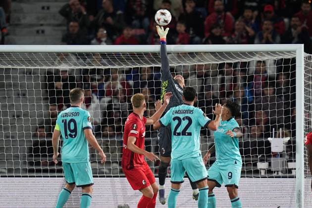 Bologna s goalkeeper Lukasz Skorupski in action during the UEFA Europa League soccer match between Bologna and Freiburg at the Renato DallÕAra Stadium in Bologna, north Italy - Thursday, October 2, 2025 -  Copyright: xMassimoxPaolone LaPressex