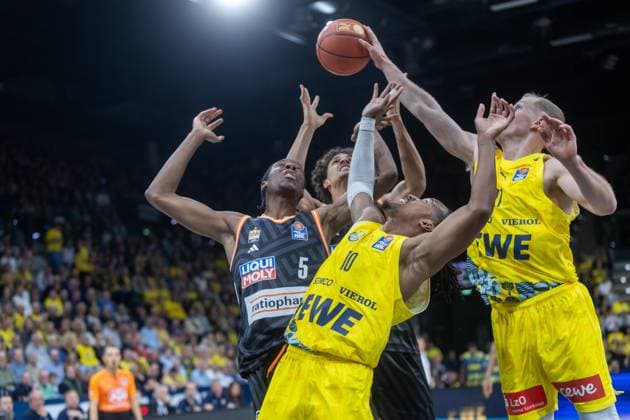 Oldenburg, Niedersachsen, DEU, 02.10.2025, von links: Mohamed Diakite (Ratiopharm Ulm), Alec Anigbata (Ratiopharm Ulm), James Woodard (EWE Baskets Oldenburg) und Seth Hinrichs (EWE Baskets Oldenburg). EWE Baskets Oldenburg vs. Ratiopharm Ulm. 1. Basketball-Bundesliga Saison 2025 2026, 2. Spieltag, Grosse EWE Arena. EWE Baskets Oldenburg vs. Ratiopharm Ulm *** Oldenburg, Lower Saxony, DEU, 02 10 2025, from left Mohamed Diakite Ratiopharm Ulm , Alec Anigbata Ratiopharm Ulm , James Woodard EWE Baskets Oldenburg and Seth Hinrichs EWE Baskets Oldenburg EWE Baskets Oldenburg vs Ratiopharm Ulm 1 Basketball Bundesliga Season 2025 2026, Matchday 2, Grosse EWE Arena EWE Baskets Oldenburg vs Ratiopharm Ulm