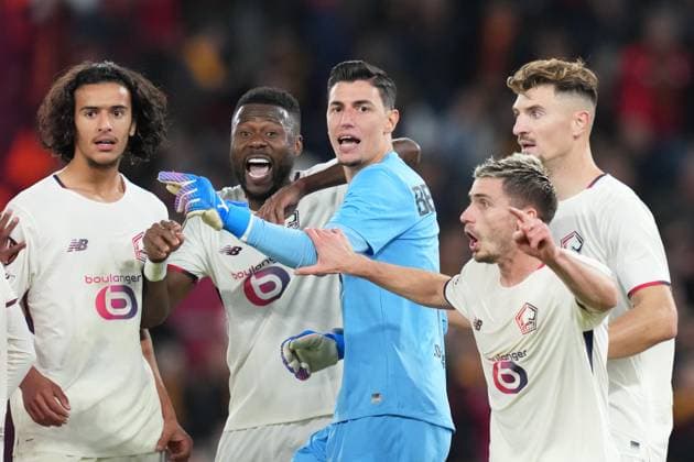 Lille™s goalkeeper Berke Ozer celebrates during the Uefa Europa League soccer match between Roma and Lille at the Olympic Stadium in Rome, Italy - Thursday, October 2, 2025. - Soccer .  Copyright: xAlfredoxFalcone LaPressex