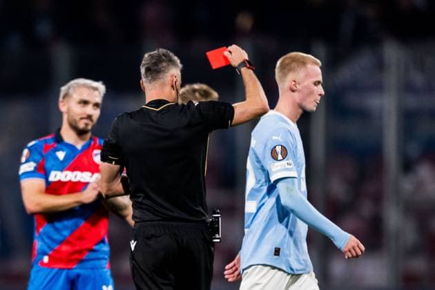 251002 Referee Enea Jorgji calls a red card and Daniel Gudjohnsen of Malmö FF during the UEFA Europa League football match between Viktoria Plzen and Malmö FF on October 2, 2025 in Plzen. Photo: Petter Arvidson BILDBYRAN kod PA PA1092 fotboll football soccer fotball uefa europa league europa league viktoria plzen malmö ff bbeng Copyright: PETTERxARVIDSON BB251002PA190