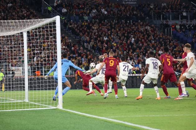 Roma vs. Lille Europa League Romain Perraud of LOSC Lilla During the 2025 26 Europa League football match between Roma and Lille at the Stadio Olimpico in Rome on October 2, 2025. Photo: Roma stadio Olimpico Roma Italia Copyright: xFABIOxSASSOxFabioxSassox Roma Lille2025_10_02Fabio Sasso6884