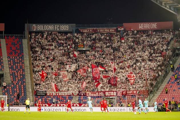 UEFA Europa League 2025 26, 2. Spieltag - FC Bologna vs SC Freiburg - Renato Dall™Ara (Bologna, Italien): Freiburger Fans im Gästeblock, rote und weiße Fahnen, geschlossene Fankurve, Choreografie und Unterstützung für den SC Freiburg, volle Ränge, emotionale Stadionstimmung. Bologna Metropolitanstadt Bologna Italien Copyright: xJOERANxSTEINSIEKx