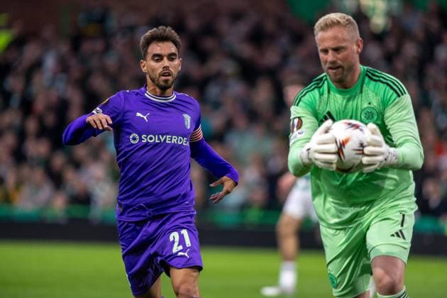 Celtic v Sporting Braga Europa League 02 10 2025. Ricardo Horta of SC Braga shuts down Kasper Schmeichel of Celtic FC as he comes off his line to collect the ball during the UEFA Europa League 2025 26, Celtic FC vs SC Braga, Celtic Park, Glasgow, country}. 02 10 2025 Parkhead Celtic Park Glasgow Scotland Editorial use only , Copyright: xColinxPoultneyx PSI-22959-0023