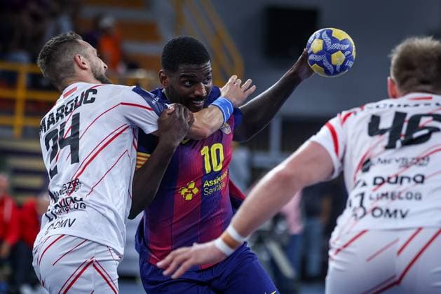 Veszprem HC V FC Barcelona, Barca - 18th IHF Men s Handball Club World Championship, WM, Weltmeisterschaft 2025 - FINAL Gasper Marguc of Veszprem HC battles for the ball with Dika Mem of FC Barcelona during the 18th IHF Men s Handball Club World Championship 2025 Final match between Veszprem HC and FC Barcelona in Cairo, Egypt, on October 2, 2025. Cairo Egypt  Copyright: xAymanxArefx originalFilename:aref-notitle251002_npBhZ.jpg