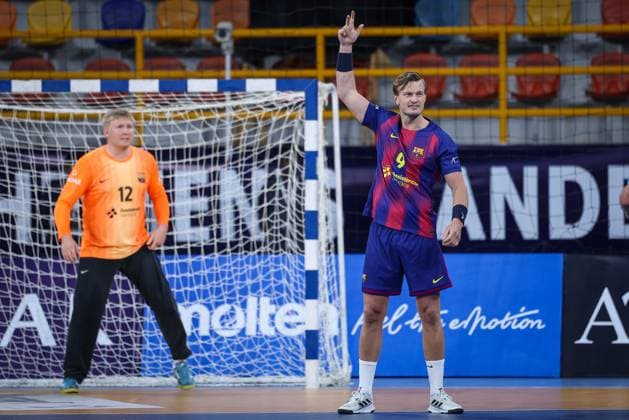 Veszprem HC V FC Barcelona, Barca - 18th IHF Men s Handball Club World Championship, WM, Weltmeisterschaft 2025 - FINAL Jonathan Carlsbogard of FC Barcelona participates in the 18th IHF Men s Handball Club World Championship 2025 Final match between Veszprem HC and FC Barcelona in Cairo, Egypt, on October 2, 2025. Cairo Egypt  Copyright: xAymanxArefx originalFilename:aref-notitle251002_npEe2.jpg
