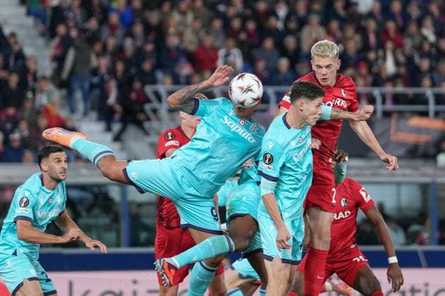 Handspiel von Santiago Castro (FC Bologna, 09) im Strafraum, Elfmeter , Italien, Fussball, UEFA Europa League, 2.Spieltag, Ligaphase, 2025 2026, Bologna FC vs. SC Freiburg, 02.10.2025, Stadio Renato Dall™Ara, Bologna, Italien Bologna Stadio Renato Dall™Ara Emilia-Romagna Italien Copyright: xArnexAmbergx