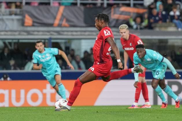 Junior Adamu (SC Freiburg, 20) verwandelt den Strafstoß, Elfmeter, Tor , Italien, Fussball, UEFA Europa League, 2.Spieltag, Ligaphase, 2025 2026, Bologna FC vs. SC Freiburg, 02.10.2025, Stadio Renato Dall™Ara, Bologna, Italien Bologna Stadio Renato Dall™Ara Emilia-Romagna Italien Copyright: xArnexAmbergx