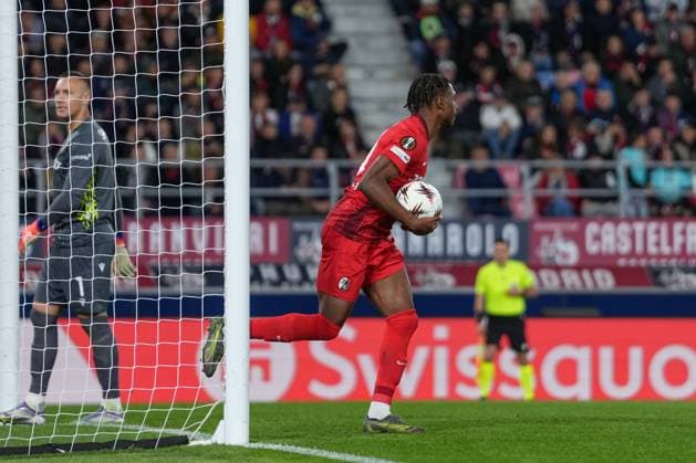 Junior Adamu (SC Freiburg, 20) verwandelt den Strafstoß, Elfmeter, Tor, Torjubel, Emotionen, Torschuss, Abschluss, Torerfolg, Tor, Treffer , Italien, Fussball, UEFA Europa League, 2.Spieltag, Ligaphase, 2025 2026, Bologna FC vs. SC Freiburg, 02.10.2025, Stadio Renato Dall™Ara, Bologna, Italien Bologna Stadio Renato Dall™Ara Emilia-Romagna Italien Copyright: xArnexAmbergx