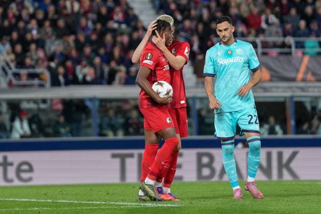 Junior Adamu (SC Freiburg, 20) verwandelt den Strafstoß, Elfmeter, Tor, Torjubel, Emotionen, Torschuss, Abschluss, Torerfolg, Tor, Treffer , Italien, Fussball, UEFA Europa League, 2.Spieltag, Ligaphase, 2025 2026, Bologna FC vs. SC Freiburg, 02.10.2025, Stadio Renato Dall™Ara, Bologna, Italien Bologna Stadio Renato Dall™Ara Emilia-Romagna Italien Copyright: xArnexAmbergx
