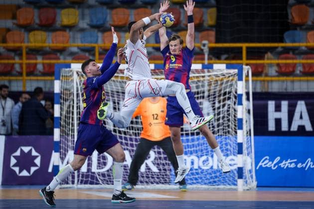 Veszprem HC V FC Barcelona, Barca - 18th IHF Men s Handball Club World Championship, WM, Weltmeisterschaft 2025 - FINAL Yehia Elderaa of Veszprem HC battles for the ball with Ludovic Fabregas and Jonathan Carlsbogard of FC Barcelona during the 18th IHF Men s Handball Club World Championship 2025 Final match between Veszprem HC and FC Barcelona in New Capital Sports Hall in Cairo, Egypt, on October 2, 2025. Cairo Egypt  Copyright: xAymanxArefx originalFilename:aref-notitle251002_nppaf.jpg