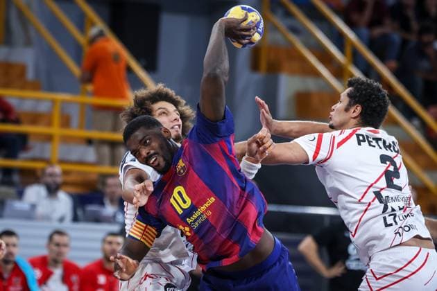 Veszprem HC V FC Barcelona, Barca - 18th IHF Men s Handball Club World Championship, WM, Weltmeisterschaft 2025 - FINAL Thiagus Petrus Goncalves Dos and Hugo Georges Christian Descat of Veszprem HC battle for the ball with Dika Mem of FC Barcelona during the 18th IHF Men s Handball Club World Championship 2025 Final match between Veszprem HC and FC Barcelona in Cairo, Egypt, on October 2, 2025. Cairo Egypt  Copyright: xAymanxArefx originalFilename:aref-notitle251002_npUpm.jpg