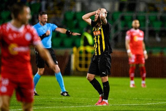 251002 Mikkel Rygaard Jensen of Häcken looks dejected during the UEFA Conference League football match between Shelbourne FC and Häcken on October 2, 2025 in Dublin. Photo: Carl Sandin BILDBYRAN kod CS CS0783 fotboll, football, soccer, fotball,uefa conference league, confe Copyright: CARLxSANDIN BB251002CS044