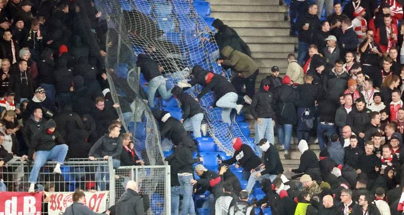 02.10.25 FC Basel - VfB Stuttgart Schweiz, Basel, 02.10.2025, Fussball, UEFA Europa League, FC Basel - VfB Stuttgart: Fans Ausschreitungen.