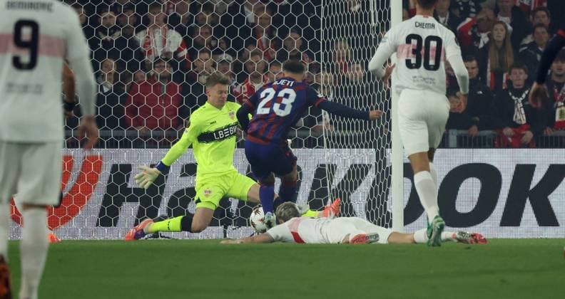 02.10.25 FC Basel - VfB Stuttgart Schweiz, Basel, 02.10.2025, Fussball, UEFA Europa League, FC Basel - VfB Stuttgart: v.l. Alexander Nübel (VfB Stuttgart), Albian Ajeti (FC Basel); Tor 1:0 Ajeti.