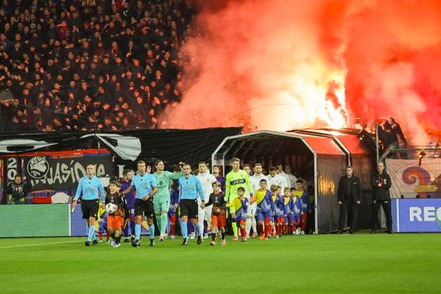 Mannschaften kommen auf den Platz , Schweiz, Fussball, UEFA Europa League, 2. Spieltag, 2025 2026, FC Basel vs. VfB Stuttgart, 02.10.2025, Sankt Jakob Park, Basel, Schweiz Basel Sankt Jakob Park Kanton Basel-Stadt Schweiz Copyright: xGrantxHubbsx