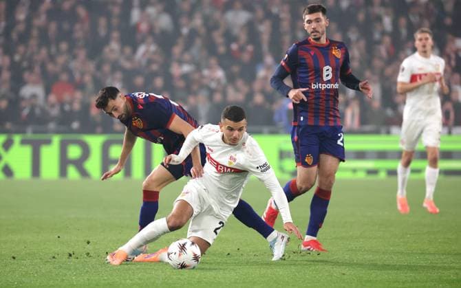 02.10.2025, Schweiz, Basel, Fußball UEFA Europa League, FC Basel vs. VfB Stuttgart, v.l. Badredine Bouanani (VfB), Dominik Schmid (FC)