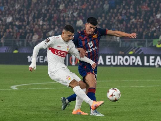 v.li. Badredine Bouanani (VfB Stuttgart, 27), Flavius Daniliuc (FC Basel, 24) SUI, FC Basel vs. VfB Stuttgart, Fussball, UEFA Europa League, Herren, 2. Spieltag, Spielzeit 2025 2026, 02.10.2025, SUI, FC Basel vs. VfB Stuttgart, Fussball, UEFA Europa League, Herren, 2. Spieltag, Spielzeit 2025 2026, 02.10.2025 Basel Copyright: xEibner-Pressefoto WolfgangxFrankx EP_WFK