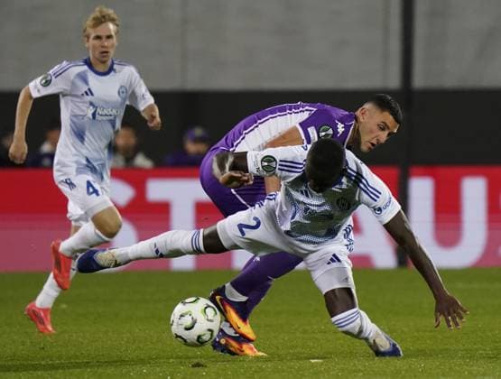 Fiorentina™s Roberto Piccoli fight for the ball with Sigma™s Abdoulaye Sylla during the UEFA Conference League soccer match between Fiorentina and Betis at Artemio Franchi stadium in Florence, Italy - Thursday, October 02, 2025.  Copyright: xMarcoxBucco LaxPressex