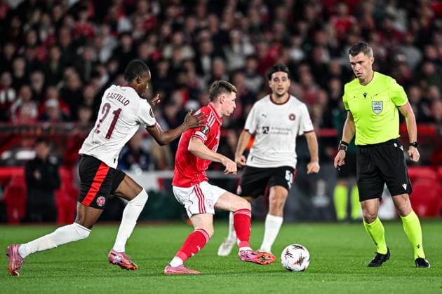 2nd October 2025; The City Ground, Nottingham, England; UEFA Europa League Football, Nottingham Forest versus Midtjylland; Elliot Anderson of Nottingham Forest holds off Denil Castillo of FC Midtjylland  GodfreyxPitt