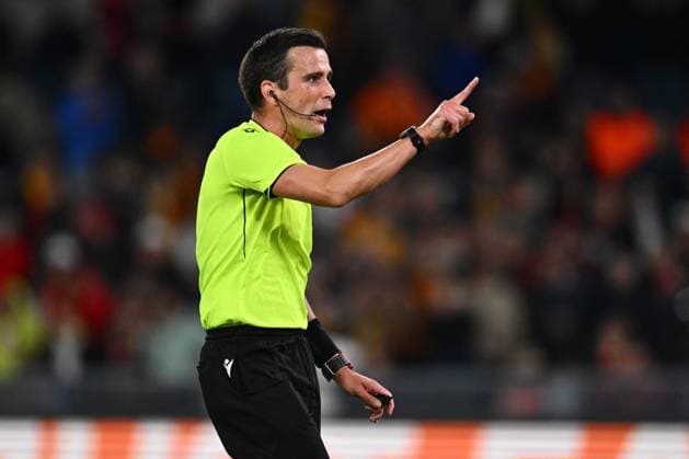 CALCIO - UEFA Europa League - AS Roma vs LOSC Lille Referee Erik Lambrechts (BEL) particPhoto by IPA ABACAPRESS.COMtes in the UEFA Europa League phase day 2 football match between between A.S. Roma and Lille Olympique S.C. at the Olympic Stadium on October 2, 2025 in Rome, Italy. Rome Italy  Copyright: xIPAxSport ABACAx