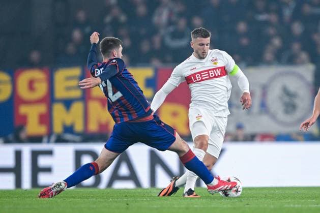 UEFA Europa League - FC Basel vs VfB Stuttgart am 02.10.2025 im St. Jakob-Park imm Basel Leo Leroy (FC Basel) im Zweikampf gegen Ermedin Demirovic (Stuttgart)