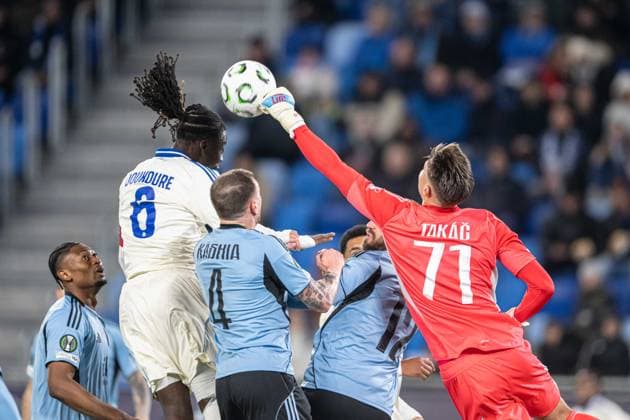 Dominik TAkac catches the ball during Europa Conference league match , SK Slovan Bratislava - RC Strasbourg , 02. october 2025, Tehelne pole Stadium, Bratislava, Slovakia Copyright: xMICHALxFAJT,ZOSPORTU.SKx FAJ_8733