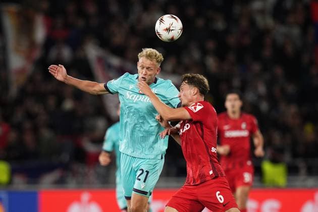 Bologna s Jens Odgaard fights for the ball with Freiburg s Patrick Osterhage during the UEFA Europa League soccer match between Bologna and Freiburg at the Renato DallÕAra Stadium in Bologna, north Italy - Thursday, October 2, 2025 -  Copyright: xMassimoxPaolone LaPressex