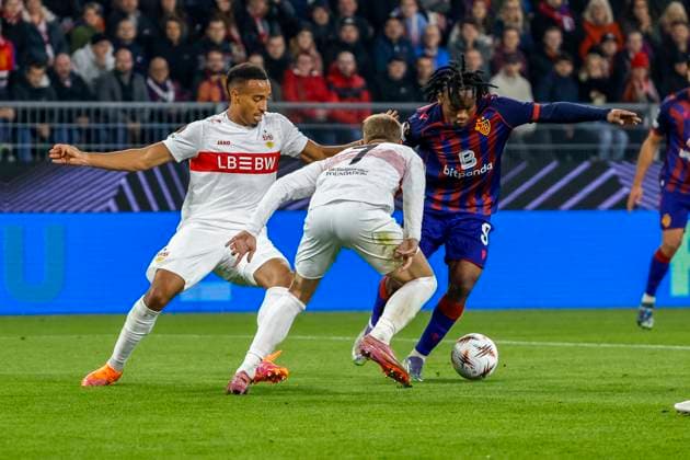 Jamie Leweling (VfB Stuttgart, 18), Maximilian Mittelstädt, Mittelstadt (VfB Stuttgart, 07) und Koba Koindredi (FC Basel, 08) im Kampf um den Ball , Schweiz, Fussball, UEFA Europa League, 2. Spieltag, 2025 2026, FC Basel vs. VfB Stuttgart, 02.10.2025, Sankt Jakob Park, Basel, Schweiz Basel Sankt Jakob Park Kanton Basel-Stadt Schweiz Copyright: xGrantxHubbsx