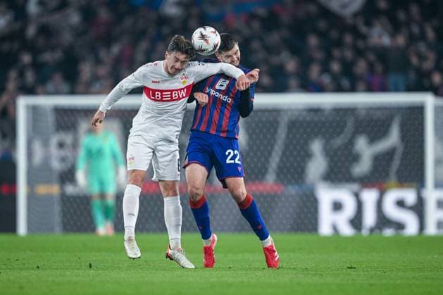 UEFA Europa League - FC Basel vs VfB Stuttgart am 02.10.2025 im St. Jakob-Park imm Basel Angelo Stiller (Stuttgart) im Zweikampf gegen Leo Leroy (FC Basel).