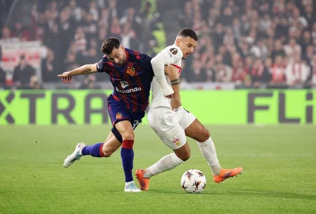 02.10.2025, Schweiz, Basel, Fußball UEFA Europa League, FC Basel vs. VfB Stuttgart, v.l. Dominik Schmid (FC), Badredine Bouanani (VfB)