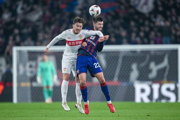 UEFA Europa League - FC Basel vs VfB Stuttgart am 02.10.2025 im St. Jakob-Park imm Basel Angelo Stiller (Stuttgart) im Zweikampf gegen Leo Leroy (FC Basel).