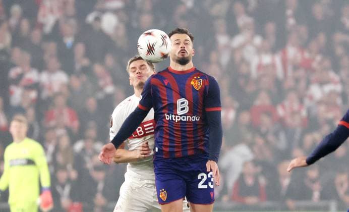 02.10.2025, Schweiz, Basel, Fußball UEFA Europa League, FC Basel vs. VfB Stuttgart, v.l. Ramon Hendriks (VfB), Albian Ajeti (FC)