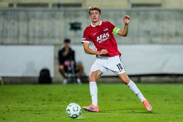 2025-10-02 AEK Larnaca FC v AZ Alkmaar - UEFA Conference League 2025 26 League Phase MD1 LARNACA, CYPRUS - OCTOBER 2: Sven Mijnans of AZ Alkmaar makes a pass during the UEFA Conference League 2025 26 League Phase MD1 match between AEK Larnaca FC and AZ Alkmaar at AEK Arena on October 2, 2025 in Larnaca, Cyprus. Larnaca AEK Arena Cyprus Content not available for redistribution in The Netherlands directly or indirectly through any third parties. Copyright: xEdxvanxdexPolx