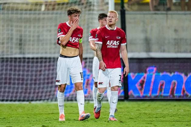 2025-10-02 AEK Larnaca FC v AZ Alkmaar - UEFA Conference League 2025 26 League Phase MD1 LARNACA, CYPRUS - OCTOBER 2: Sven Mijnans of AZ Alkmaar, Mexx Meerdink of AZ Alkmaar disappointed during the UEFA Conference League 2025 26 League Phase MD1 match between AEK Larnaca FC and AZ Alkmaar at AEK Arena on October 2, 2025 in Larnaca, Cyprus. Larnaca AEK Arena Cyprus Content not available for redistribution in The Netherlands directly or indirectly through any third parties. Copyright: xEdxvanxdexPolx