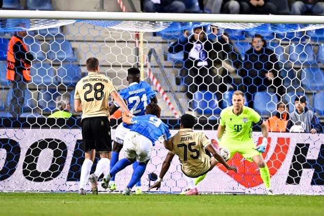 KRC Genk v Ferencvaros - UEFA Europa League GENK, BELGIUM - OCTOBER 02 : Raemaekers Toon defender of Ferencvaros, Bangoura Sory Ibrahima midfielder of KRC Genk, Oh Hyeon-Gyu forward of KRC Genk, Joseph Lenny forward of Ferencvaros and Dibusz Denes goalkeeper of Ferencvaros during the UEFA Europa League 2025 26 League Phase MD2 match between KRC Genk and Ferencvaros on October 2, 2025 in Genk, Belgium, 02 10 2025 Genk Belgium  Copyright: xTomasxSiskx