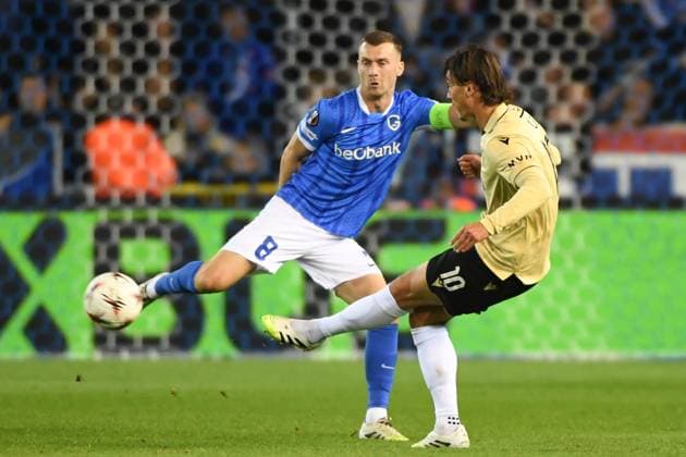 Genk s Bryan Heynen and Ferencvaros Jonathan Levi pictured in action during a soccer game between Belgian KRC Genk and Hungarian Ferencvarosi TC, on Thursday 02 October 2025, in Genk, in the second game (out of 8) in the league phase of the UEFA Europa League competition. JILLxDELSAUX  x135939729x