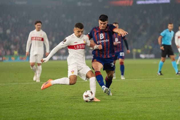 Schweiz: UEFA Europa League 2025 26, FC Basel 1893 vs VfB Stuttgart - St. Jakob-Park, Basel: Badredine Bouanani (27 Stuttgart) im Duell mit Flavius Daniliuc (24 Basel) Copyright: xKjetilxWaberx