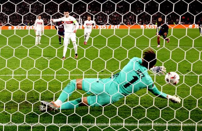 02.10.2025, Schweiz, Basel, Fußball UEFA Europa League, FC Basel vs. VfB Stuttgart, Ermedin Demirovic (VfB) vergibt einen Elfmeter gegen Marwin Hitz (FC)