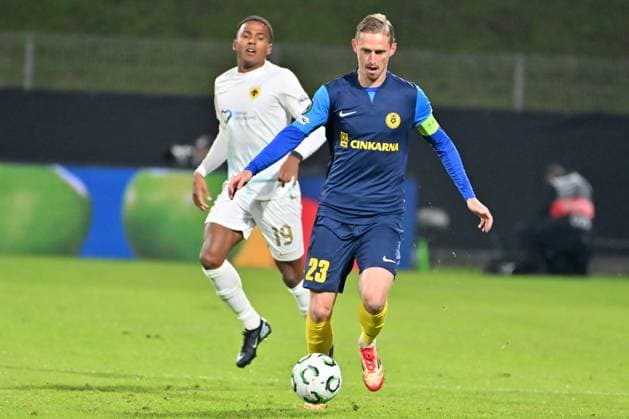 Celje, Slovenia, October 02nd 2025, Zan Karnicnik of Celje (R) in action against Niclas Eliasson of AEK Athens (L) during the UEFA Conference League, League phase Matchday 1, between Celje (Slovenia) and AEK Athens (Greece) at Stadion Celje, Celje, Slovenia. (Photo by Igor Kupljenik Sports Press Photo) Copyright: xIgorxKupljenikx xSPPx Sportspressphoto_SPR36661