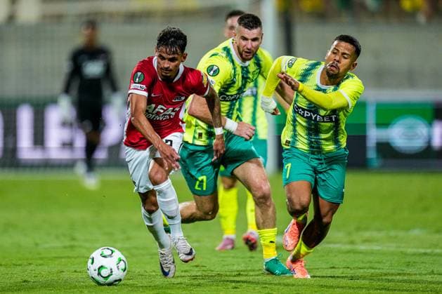 2025-10-02 AEK Larnaca FC v AZ Alkmaar - UEFA Conference League 2025 26 League Phase MD1 LARNACA, CYPRUS - OCTOBER 2: Valentin Roberge of AEK Larnaca FC, Weslley Patati of AZ Alkmaar, Gustavo Ledes of AEK Larnaca FC battle for the ball during the UEFA Conference League 2025 26 League Phase MD1 match between AEK Larnaca FC and AZ Alkmaar at AEK Arena on October 2, 2025 in Larnaca, Cyprus. Larnaca AEK Arena Cyprus Content not available for redistribution in The Netherlands directly or indirectly through any third parties. Copyright: xEdxvanxdexPolx