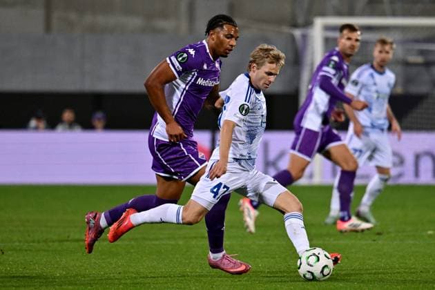 CALCIO - UEFA Conference League - ACF Fiorentina vs SK Sigma Olomouc SK Sigma Olomouc s midfielder Michal Beran against ACF Fiorentina s midfielder Cher Ndour during ACF Fiorentina vs SK Sigma Olomouc, UEFA Conference League football match in Florence, Italy, October 02 2025 Florence Italy  Copyright: xIPAxSport ABACAx
