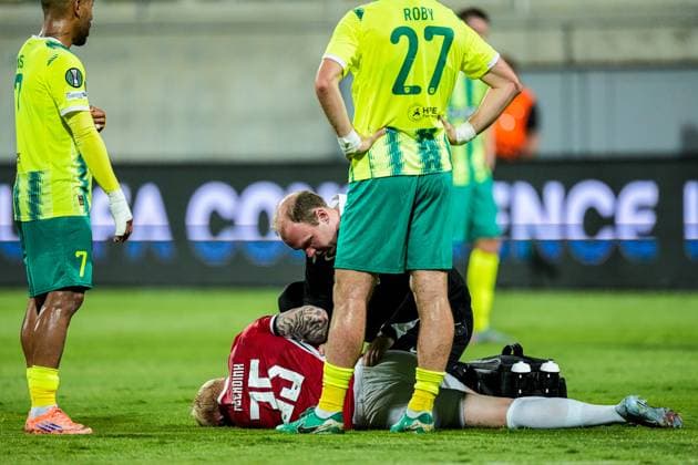 2025-10-02 AEK Larnaca FC v AZ Alkmaar - UEFA Conference League 2025 26 League Phase MD1 LARNACA, CYPRUS - OCTOBER 2: Mexx Meerdink of AZ Alkmaar receives medical treatment during the UEFA Conference League 2025 26 League Phase MD1 match between AEK Larnaca FC and AZ Alkmaar at AEK Arena on October 2, 2025 in Larnaca, Cyprus. Larnaca AEK Arena Cyprus Content not available for redistribution in The Netherlands directly or indirectly through any third parties. Copyright: xEdxvanxdexPolx