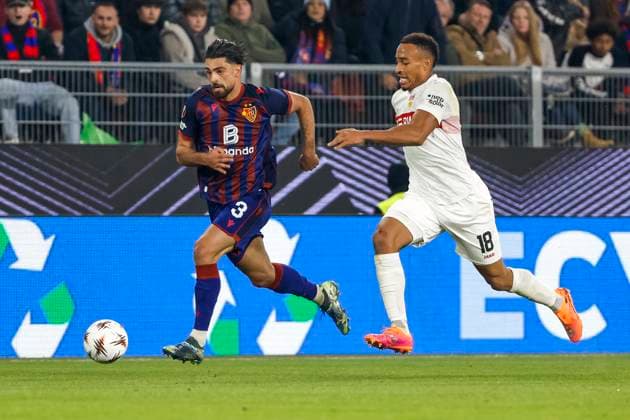 Nicolas Vouilloz (FC Basel, 03) und Jamie Leweling (VfB Stuttgart, 18) im Laufduell , Schweiz, Fussball, UEFA Europa League, 2. Spieltag, 2025 2026, FC Basel vs. VfB Stuttgart, 02.10.2025, Sankt Jakob Park, Basel, Schweiz Basel Sankt Jakob Park Kanton Basel-Stadt Schweiz Copyright: xGrantxHubbsx